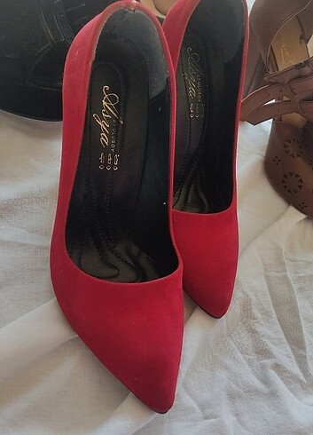 kırmızı süet topuklu ayakkabı 
