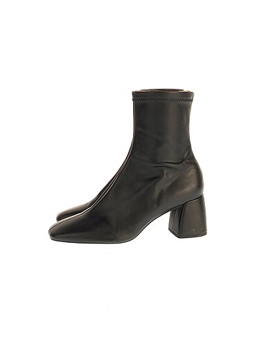 Stradivarius Bot %70 İndirimli.