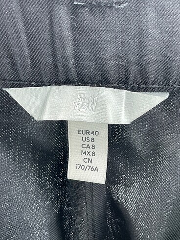 40 Beden siyah Renk H&M Düz Kesim %70 İndirimli.