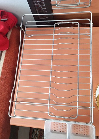 Bej ve gri bulaşık kurutma rafı
