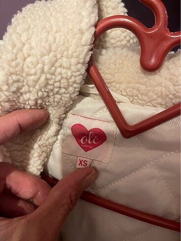 Koton kolları saten beden yüzeyi peluş düğmeleri deri kalp detay - Görsel 3