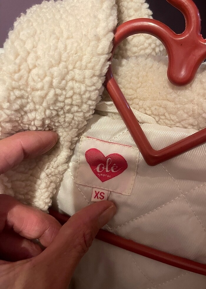 Koton kolları saten beden yüzeyi peluş düğmeleri deri kalp detay - Görsel 3