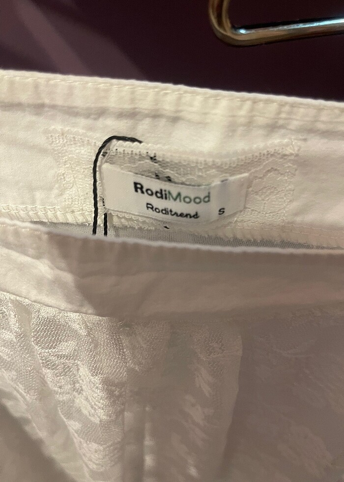 Rodi mod beyaz dantel güpür detaylı içi astarlı şık elbise - Görsel 3