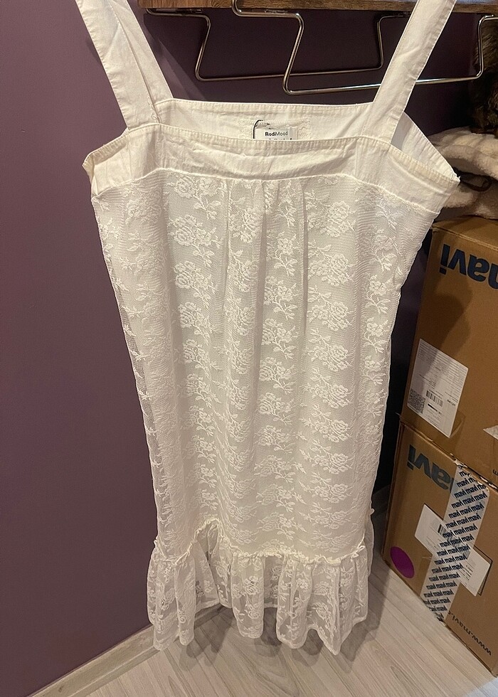 Rodi mod beyaz dantel güpür detaylı içi astarlı şık elbise - Görsel 2