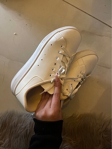 Beyaz ayakkabı
