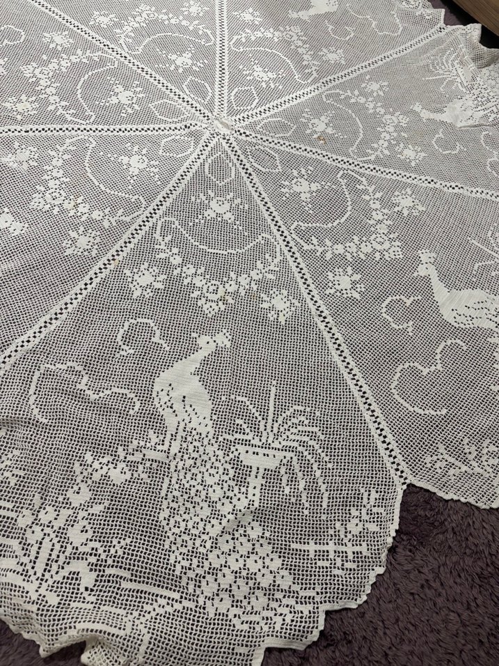 El İşlemeli Tavuskuşu Motifli Dantel Masa Örtüsü - Görsel 2