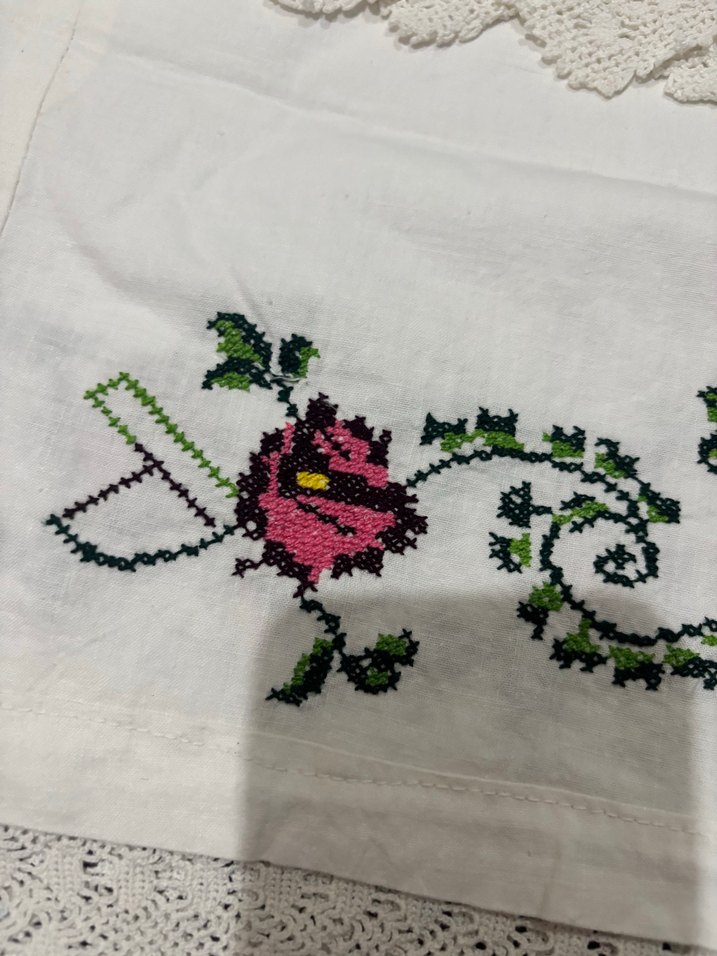 Nakışlı Beyaz yastık kılıfı - Görsel 2