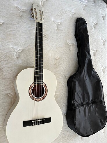 Beyaz zuhal magazasindan gitar