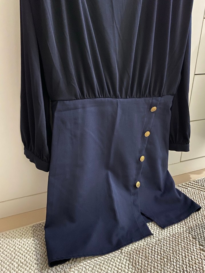 Düğmeli Vatkalı Elbise - Görsel 5