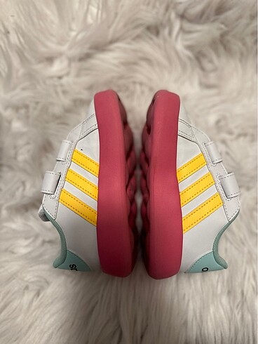 25 Beden beyaz Renk Adidas kız çocuk spor ayakkabı