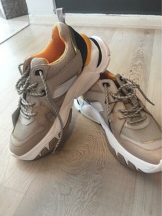 Stradivarius spor ayakkabı sıfır