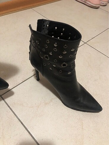 Nine West Bot