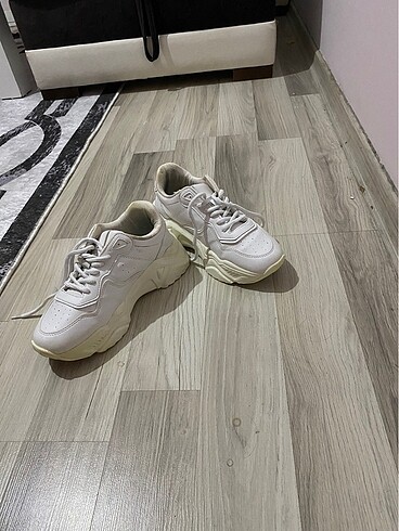 Beyaz tabanlı spor ayakkabı