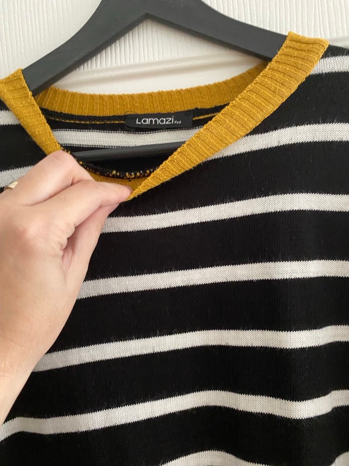 Sarı Detaylı Siyah Beyaz Çizgili Uzun Kollu Triko Elbise - Görsel 3