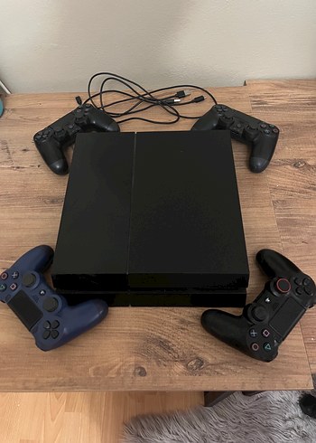 Beden PlayStation 4 Konsol ve 4 Kablosuz Kontrolcü