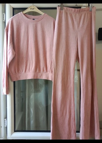 Pembe Pilili Takım