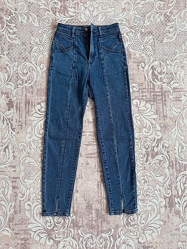 Stradivarius Slim mom