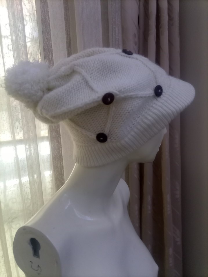 Düğmeli Beyaz Örgü Bere - Görsel 3