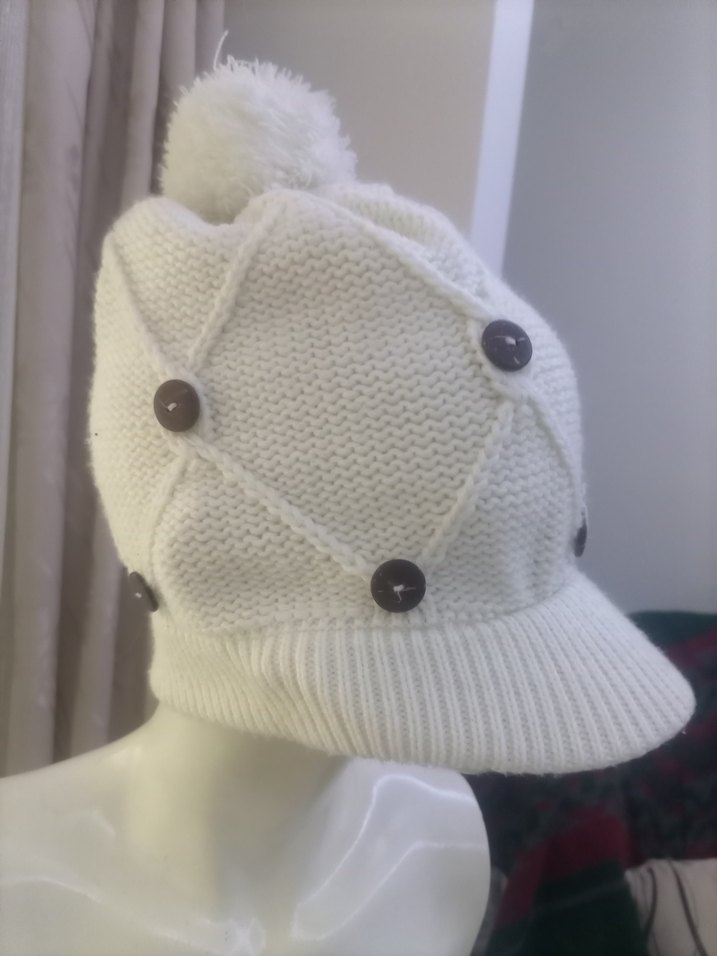 Düğmeli Beyaz Örgü Bere - Görsel 5