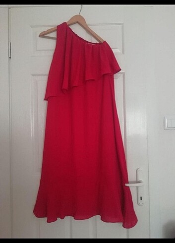 Kırmızı omuz detaylı 42_44 beden elbise
