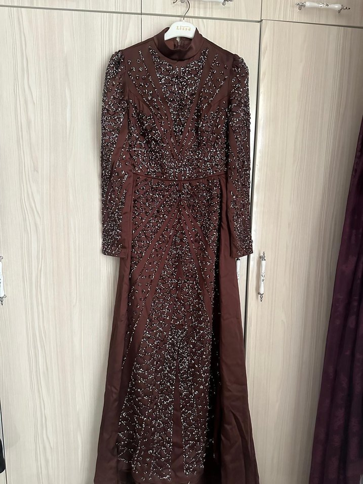 Drapeli Yüksek Yakalı Kahverengi Uzun Abiye - Görsel 5