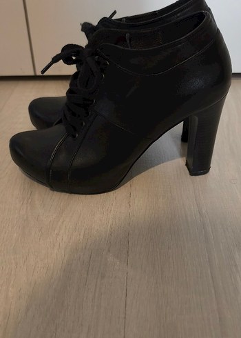 Siyah Bağcıklı Gotik Kadın Dolgu Topuklu Bot - Görsel 2