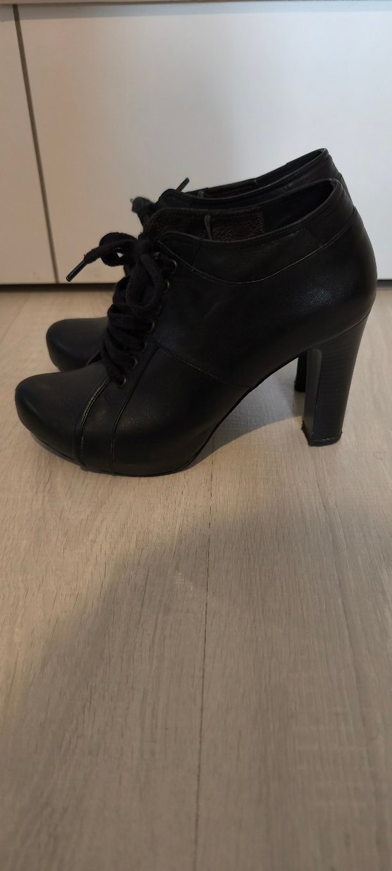 Siyah Bağcıklı Gotik Kadın Dolgu Topuklu Bot - Görsel 2