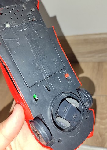 Kırmızı Oyuncak Araba - Görsel 3