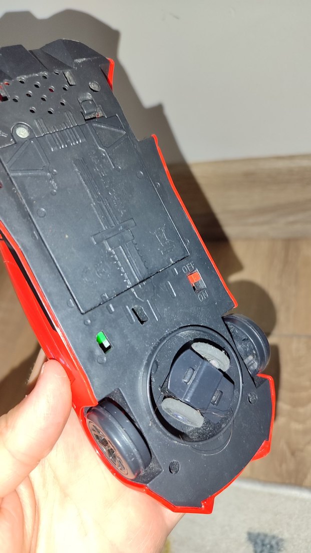 Kırmızı Oyuncak Araba - Görsel 3