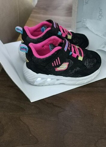 22 Beden skechers ışıklı kız ayakkabısı