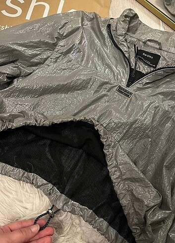 xs Beden Bershka yağmurluk 