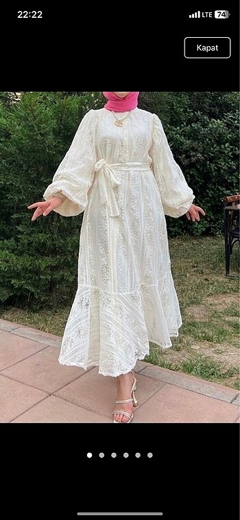 Beyaz küpürlü elbise