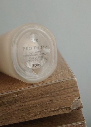 Beden Fenty Beauty Soft'Lit Fondöten - Karma Ciltler İçin