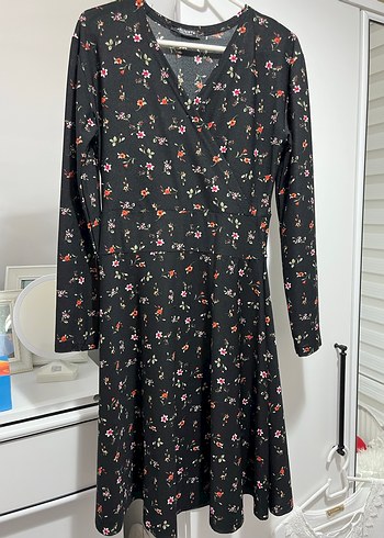 Uzun Kollu Siyah Çiçekli Midi Elbise - Görsel 2