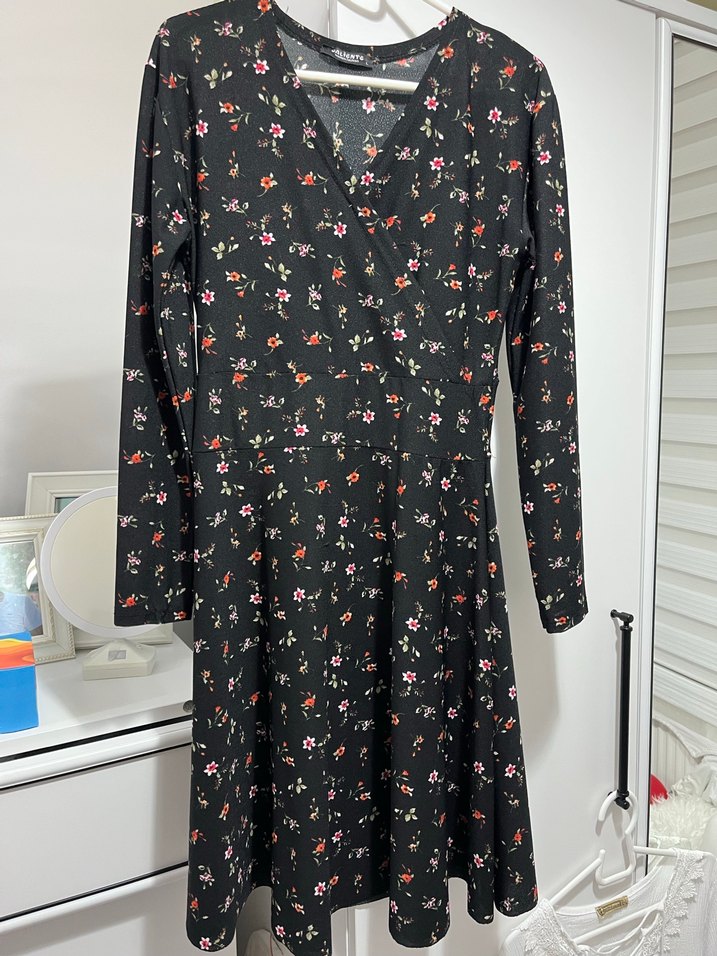 Uzun Kollu Siyah Çiçekli Midi Elbise - Görsel 2