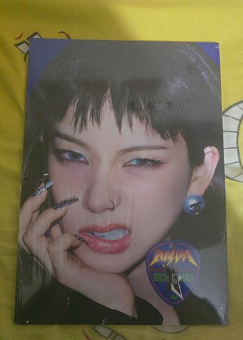 Parlak Kapaklı Moda Dergisi