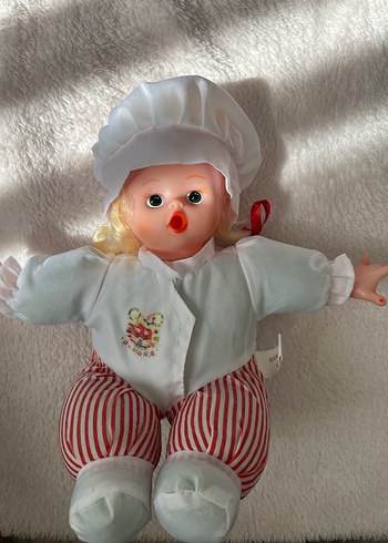 Beyaz Şapkalı Bebek Oyuncak