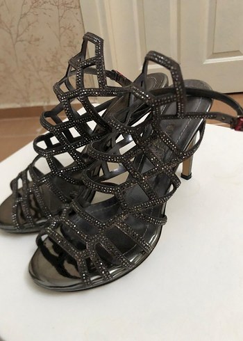 Gri Yılan Desenli Tokalı Topuklu Kadın Ayakkabı - Görsel 2