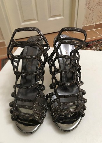 Gri Yılan Desenli Tokalı Topuklu Kadın Ayakkabı - Görsel 4