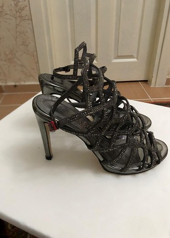 Gri Yılan Desenli Tokalı Topuklu Kadın Ayakkabı - Görsel 3