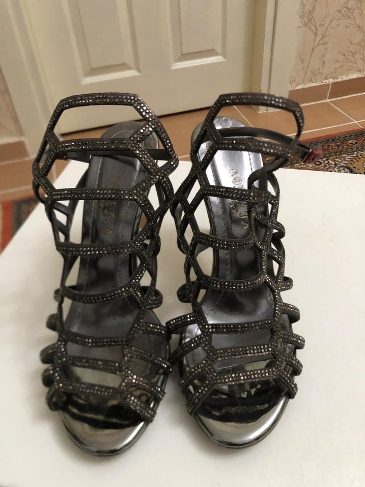 Gri Yılan Desenli Tokalı Topuklu Kadın Ayakkabı - Görsel 4