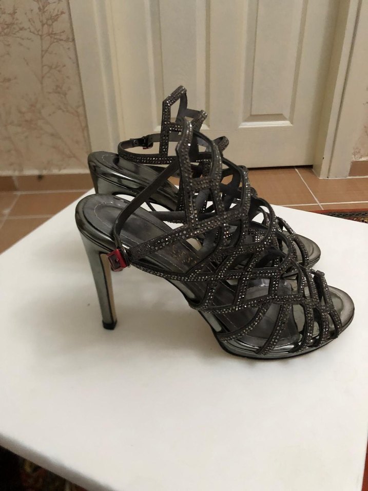 Gri Yılan Desenli Tokalı Topuklu Kadın Ayakkabı - Görsel 3