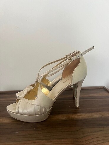 37,5 Beden NINE WEST TOPUKLU SANDALET