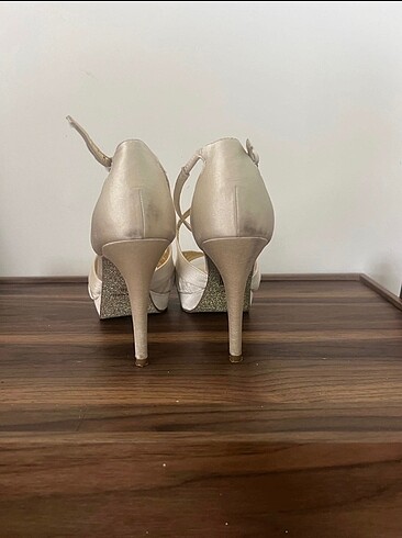 37,5 Beden beyaz Renk NINE WEST TOPUKLU SANDALET