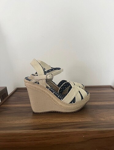 38 Beden ten rengi Renk LİMON COMPANY DOLGU TOPUK SANDALET