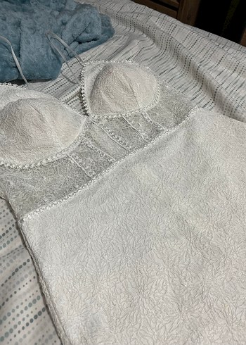 Nakış Detaylı Beyaz Mini Büstiyer askılı elbise