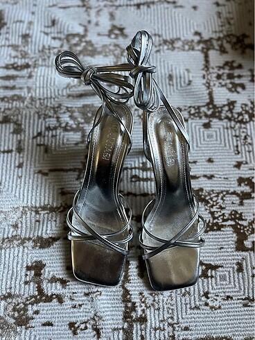 Nişantaşı Shoes Gümüş Bilekten Bağlı Topuklu Ayakkabı