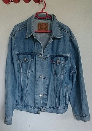 original levis kot ceket. ön kısmında leke vardır yakından çekti