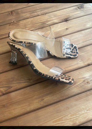 Leopar Desenli Şeffaf Bantlı Stiletto Terlik