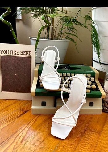 Beyaz Topuklu Minimalist Kadın Sandalet